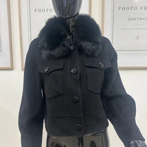 Melanie jacket black  - Kort kappa med äkta avtagbar päls och knappar Helt ny och oanvänd finns storlek S samt M (har på mig S och är 170cm) Ord pris 2499kr 