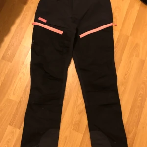 Tjockbyxor - En byxa från scandi NOMAD, de är en storlek M och jättesnygga, dem har fickor lite överallt, jättebra material och dem går inte sönder så fort du kollar på de