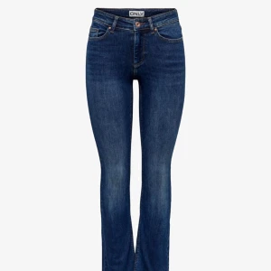 Snygga bootcut jeans! - Säljer dessa snygga only bootcut jeans som format kroppen sååå fint! De har blivit lite för små för mig därlfr säljer jag men har använt mycket tidigare! Storleken är XS34 men passar S också. Nypris är 549! Mitt pris 250🤗🙏🏼💝