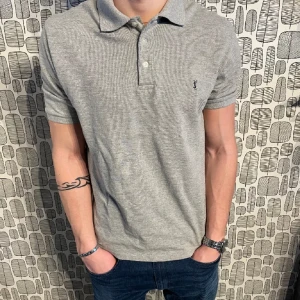 Saint Laurent piké  - Saint Laurent piké  Cond 9/10 Storlek L men sitter som M Inga defekter eller slitage Hör av dig vid minst fråga Priset är inte ristat i sten 