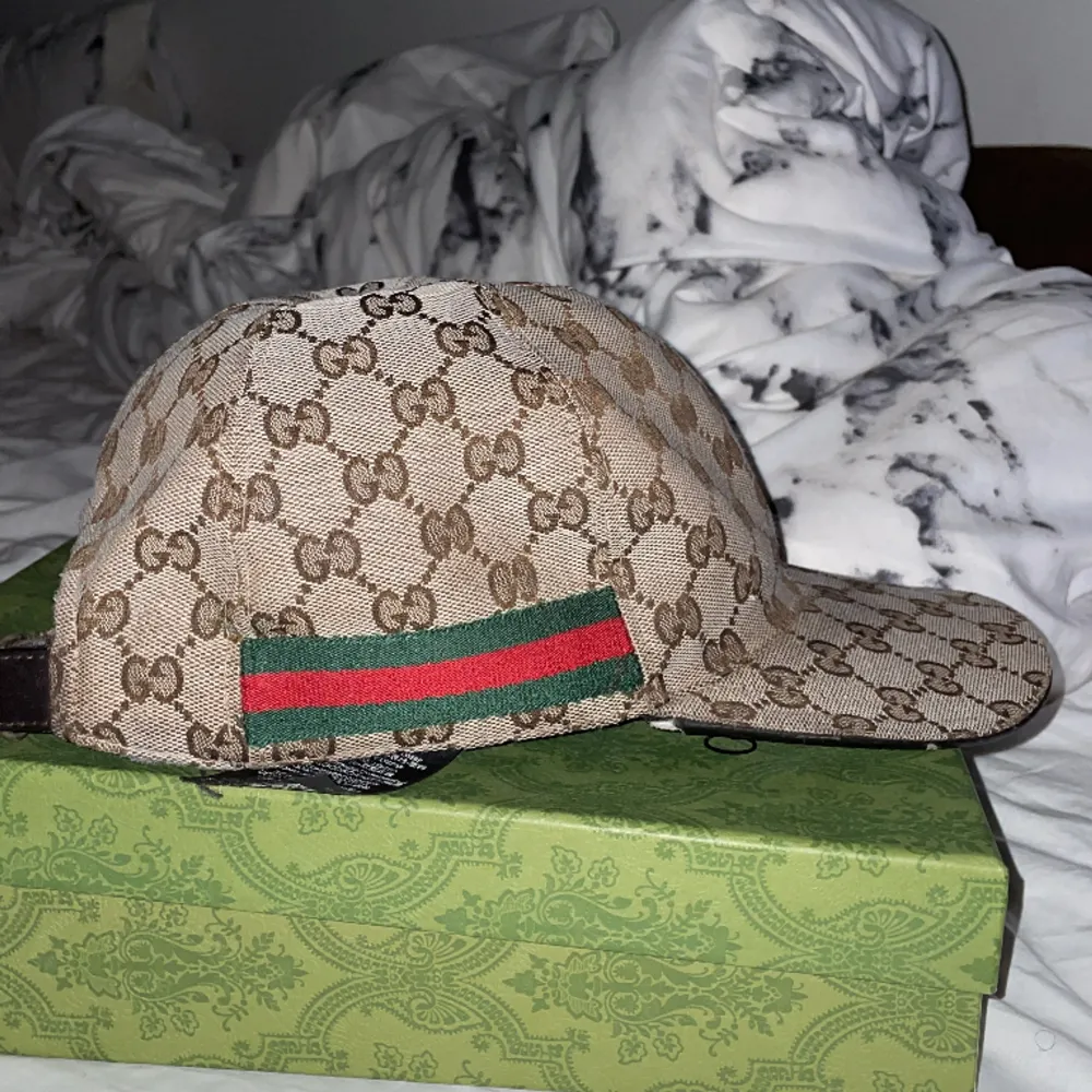 Äkta gucci keps till salu, finns på på östermalm och vasastan, frakt helst. Dm för mer frågot, använd ett tag gammal modell därav billigt pris. Accessoarer.