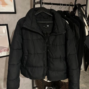 Kroppad oversized dunjacka  - Säljer denna jättefina dunjacka från Lager 157 köpt förra vintern & den finns inte kvar i deras sortiment. Jackan är endast använd 1 gång sedan har den bara hängt i garderoben. Den är kortare än på bilden, skriv privat för bättre bilder med den på 🥰