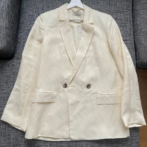 Ljusgul kavaj - Ljusgul kavaj från Ginatricot i linne material, aldrig använd och lapparna är kvar!