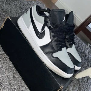 Joradan 1 low shadow toe - Väldigt bra skick, inte använda mycket. Alltid haft creaseskydd inne. Orderbekräftelse finns. 