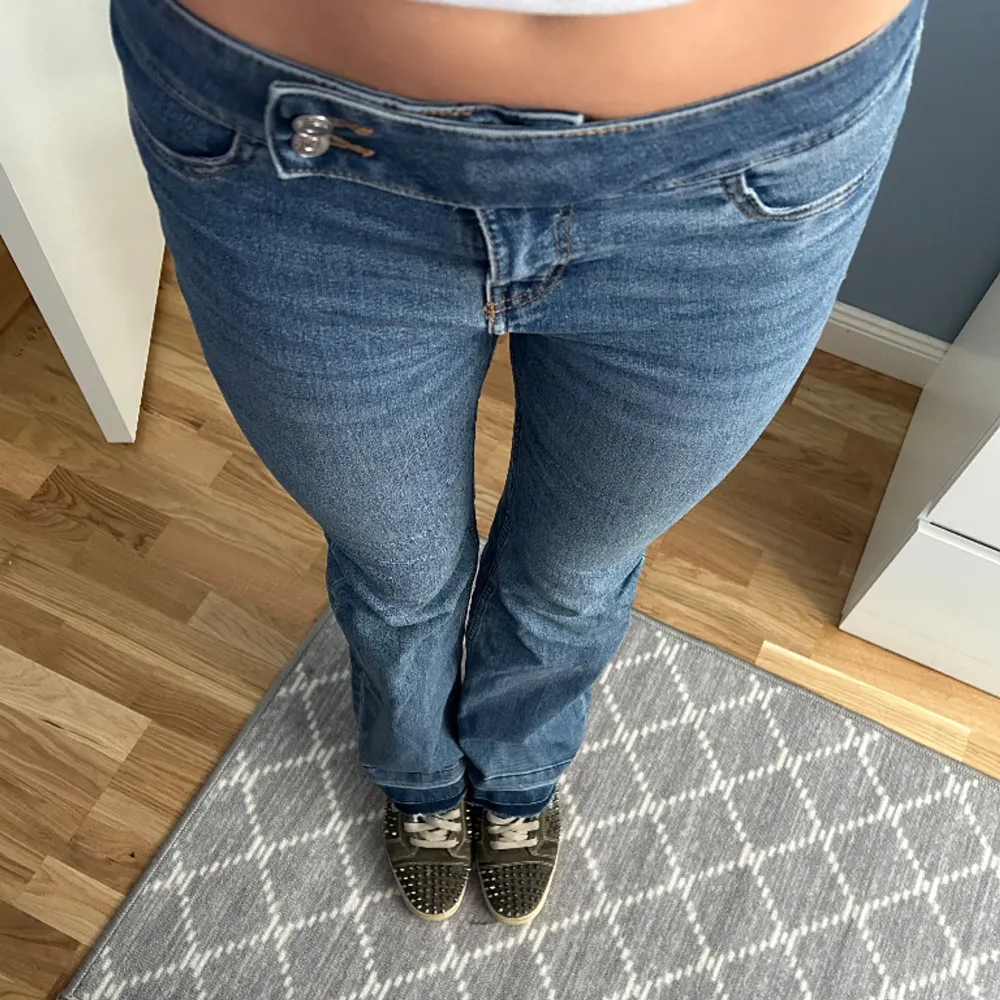 Ett par lågmidjade jeans från HM. Väldigt fina jeans med lite annorlunda knäppning. Väldigt sköna och stretchiga. Har sprättar upp dom längst ner för att dom skulle blir längre, men väldogt lätt att sy tillbaka☺️. Jeans & Byxor.