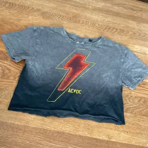 AC/DC-tröja, aldrig använd. Crop top.