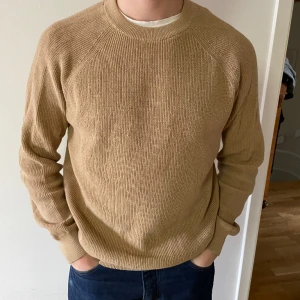 Zara tröja - Beige Zara tröja att köpa då den ej kommer till användning. Väldigt bra skick utan defekter!