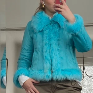 Blå fuskpäls💕 - Superfin! Finns fler bilder om så önskas!✨