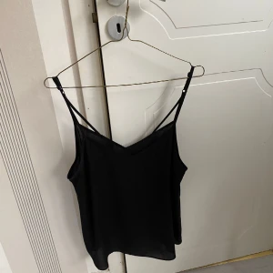 Linnen - Två linnen från cubus i färgerna röd och svart. Den svarta är i storlek 40 och den röda 38 en för 50 kr 