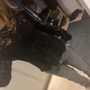 Halv stickat tröja - Super fin halv stickad tröja ifrån zara i storlek S men skulle säga att den passar både XS/S. Perfekt tröja till vardags och fest. Använd max 3 gånger och är i väldigt bra skick. Nypris 400. Pris kan diskuteras💗