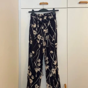 Kostymbyxor Zara - Älskar dessa på sommaren, men för små :( pruta om ni vill