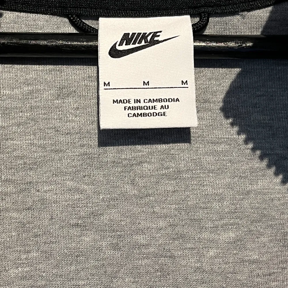 Nike tech fleece grå, användt nån gång annars är den nyskick. Hoodies.
