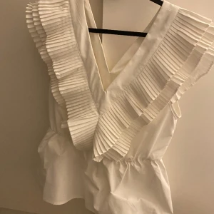 Volang topp  - Super snygg volang topp passar både till fest och vardags, storlek M men tycker den passar mig som har S!❤️ 