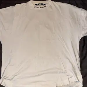 Äkta Palm Angels T-shirt Limited Edition i storlek M Använd 2 gånger och är i princip ny Köpt för 2000kr Mitt pris 800 