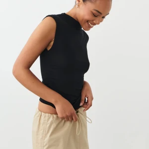 Gina tricot tröja - Säljer min svarta Gina tricot tröja, köpt förra sommaren för 179kr men aldrig använd endast testad. skriv privat för fler bilder eller frågor 