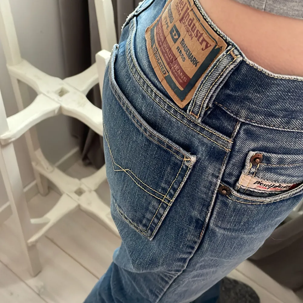 Lågmidjade diesel jeans,storlek 28,jättefint skick,skriv för mer bilder/info🩵. Jeans & Byxor.