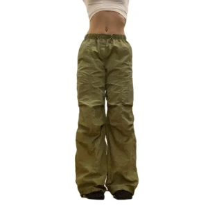 Gröna parachutes - Färgen är mest korrekt i första bilden. Dem är mer gröna i färgen!! Skriv om du har frågor eller vill ha fler bilder! Kan mötas i Stockholm och Uppsala