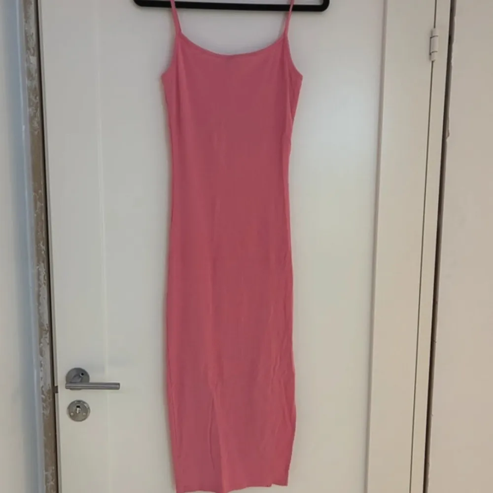 Super fin rosa klänning med slits, se bild 3!🌸. Klänningar.