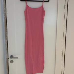 Super fin rosa klänning med slits, se bild 3!🌸