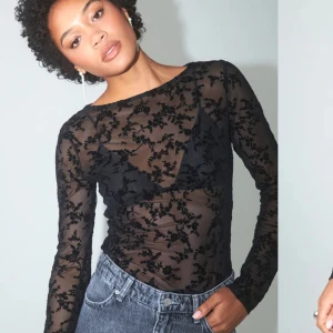 Genomskinlig topp - Säljer nu denna jättefina toppen från Gina som är helt oanvänd💗 Nypris 300kr o säljer då den inte kommer till användning men jättefin att ha på fest💕