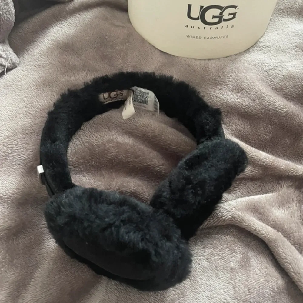 UGG classic wired sheepskin black earmuff headphones. Övrigt.