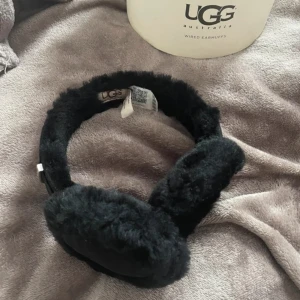 UGG Classic wired earmuff headphone  - UGG classic wired sheepskin black earmuff headphones