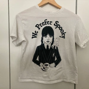 Wednesday T-shirt  - Bra skick! stl. 146/152