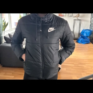 Nike jacka säljes  - Säljer nu min Nike jacka eftersom den blivit för liten, som i nyskick. Köpt vintern 2022 och bara använd ett fåtal gånger. Kan gå ner i pris.
