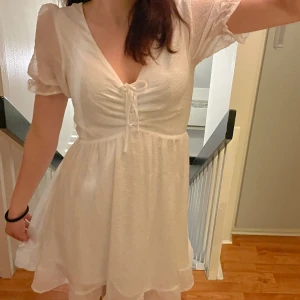 Vit klänning  - Söt sommarklänning / student klänning från ASOS . (Andvänd en gång ) öppen vid ryggen där man kan spänna åt vid brösten🤍 storlek 36 men passar mig också som brukar ha 34. Skriv för fler bilder 