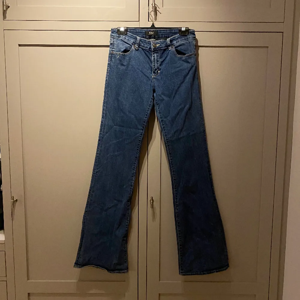 Snygga bootcut jeans med mid waist!!!!. Jeans & Byxor.