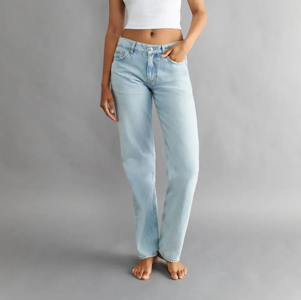 Oanvända low waist jeans från Gina Tricot, de är slutsålda på hemsidan!💙 . Jeans & Byxor.