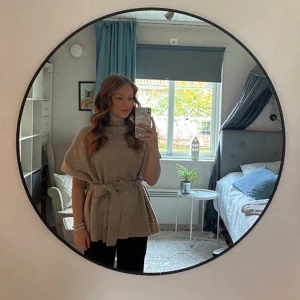 Stickad tröja  - Säljer en stickad tröja/poncho pga att den inte kommer till användning, men sjukt snygg och trendig. Säljer den för 300kr, köpt på Kappahl för 500 kr, finns dock inte att köp längre. Har endast använt den en gång så är som ny! Pris kan diskuteras❤️