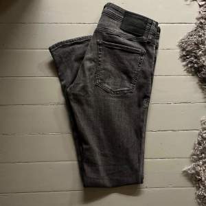 Säljer dessa sköna Jack & jones jeans för en liten peng. Skicket är 9/10 och jeansen saknar defekter. Vid fler frågor, skriv priv.