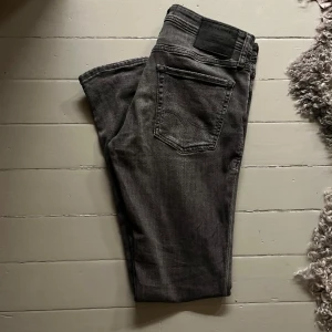 J&J skinny/liam jeans W32 - Säljer dessa sköna Jack & jones jeans för en liten peng. Skicket är 9/10 och jeansen saknar defekter. Vid fler frågor, skriv priv.