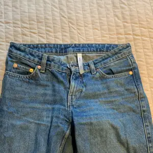Jättesnygga blåa low waist jeans från Weekday Modellen heter Arrow Storlek 24/30 Säljer då de tyvärr inte passar mig längre. 