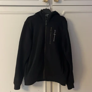 Sail Racing - Jätte snygg Sail Racing zip-hoodie i färg svart skicket är 8,5/10 för att den är ganska mycket använd. Storleken är 150 men passar om man är lite större👍 hör gärna av er vi mer frågor 