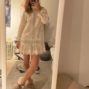 Vit klänning  - Ursnygg vit klänning som passar jättebra till student eller annat🌸 Storlek XS men passar S, säljs inte längre!