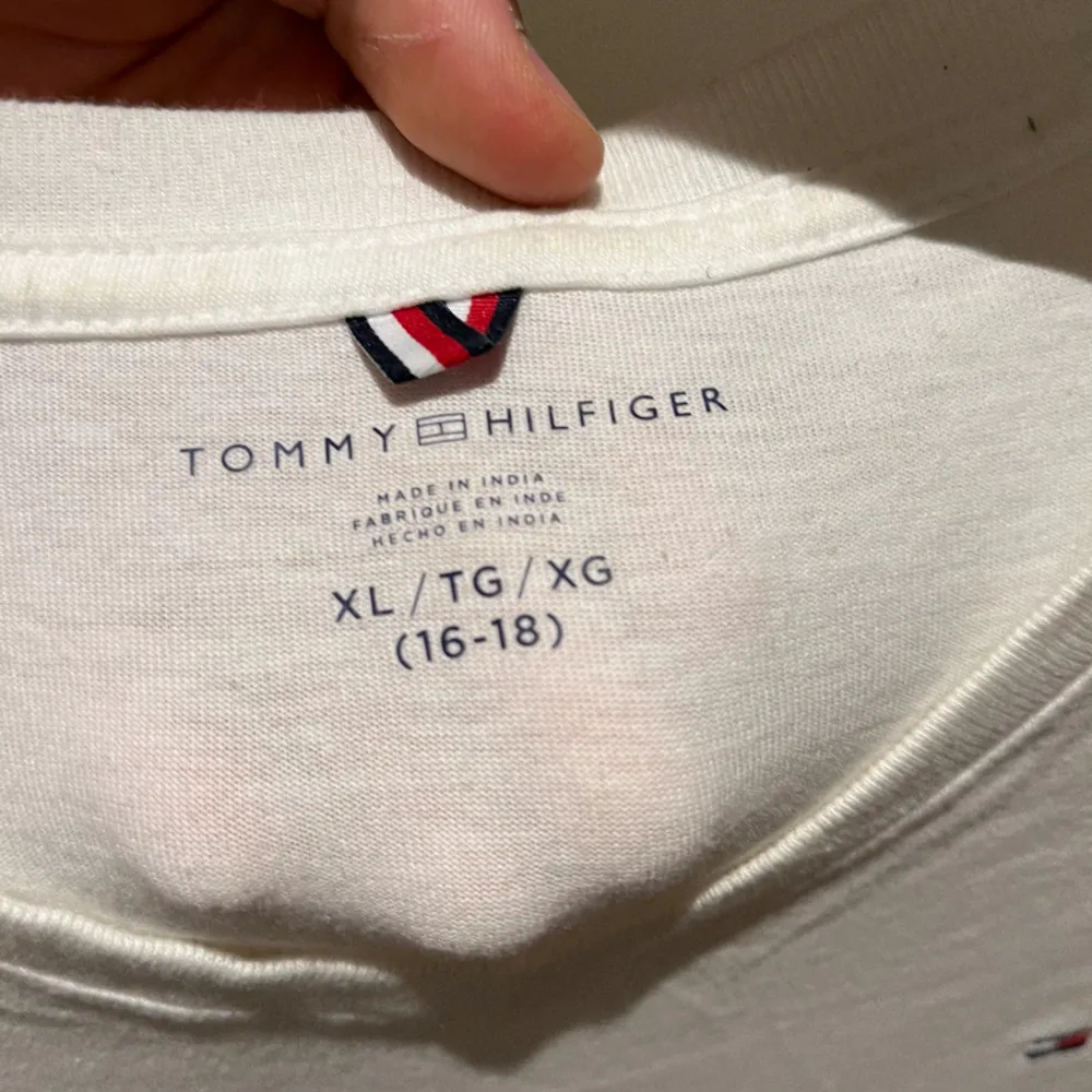 Tre vita Tommy Hilfiger t-shirts.  Två helt o öppnade och en helt o använd. . T-shirts.
