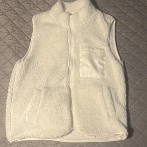 Teddy Väst - Teddy Väst från Lindex köpt för 450kr☺️