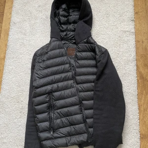 Massimo Dutti cardigan  - Massimo Dutti cardigan i nyskick! Fodrad i armarna så håller värme väldigt bra! 