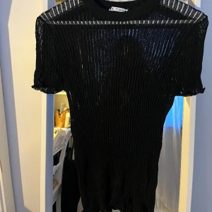 Zara topp  - Supercool topp från zara! Randig mesheffekt och perfekt till fest!💕🥳