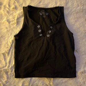 Topp - Topp som man kan knyta ihop urringningen om man har nåt snöre eller använda så som den är. Passar xs-s 