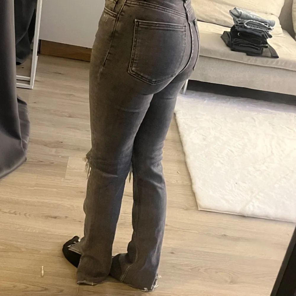 Gråa jeans från Zara med en slit längst ner i storlek XS. Går över skorna på mig som är runt 160 så skulle passa någon runt 155-165 🩶. Jeans & Byxor.