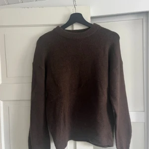 Stickad tröja  - Brun stickad tröja storlek XS.