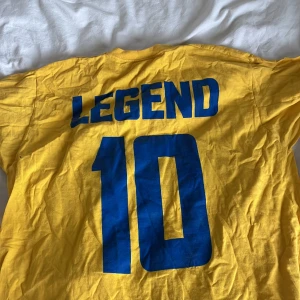 Tröja  - Säljer min så coola tröja, som tycärr inte kommer till andväning! 🫶🥰