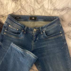 Säljer dessa ltb jeans i storlek 27/32 för de är för stora för mig. Skulle helst kunna tänka mig och byta i mindre storlek men samma längd 🫶🏻 skriv privat om frågor, pris 