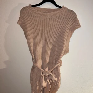 Beige ärmlös väst - En beige ärmlös väst med snörning vid midjan♥️ Storlek: S♥️ ♥️♥️♥️