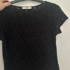 topp  - säljer denna supersnygga topp från oasis 💞 storlek M men passar S! Bra skick 