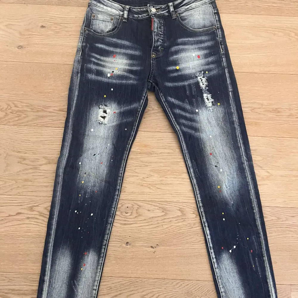 Blåa dsquared2 byxor storlek 42. Large. Jeans & Byxor.