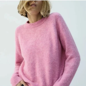 Rosa stickad tröja  - Jätte fin stickad tröja från Zara. Knappt använd så har inga defekter. Bara att höra av er om ni har frågor. Meddela mig innan ni använder köp nu. Startar budgivning om det är flera intresserade.